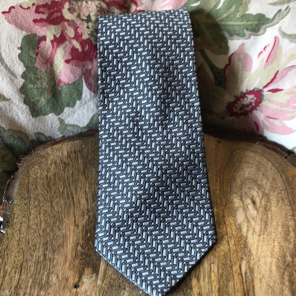 GEOFFREY BEENE 100% silk Grey Silver Textured “line” SafetyPin Pattern $129 NEW - Picture 1 of 16